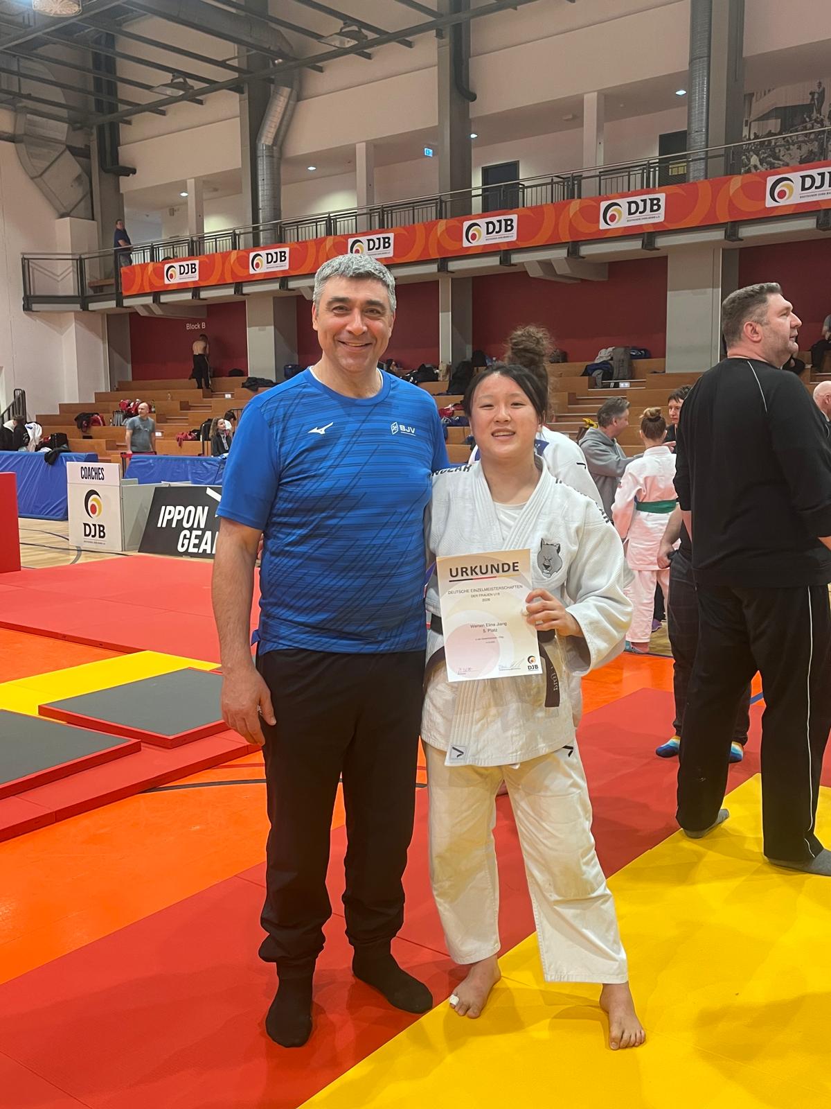 Elina Jiang belegt auf Deutscher Meisterschaft U18 Platz 5