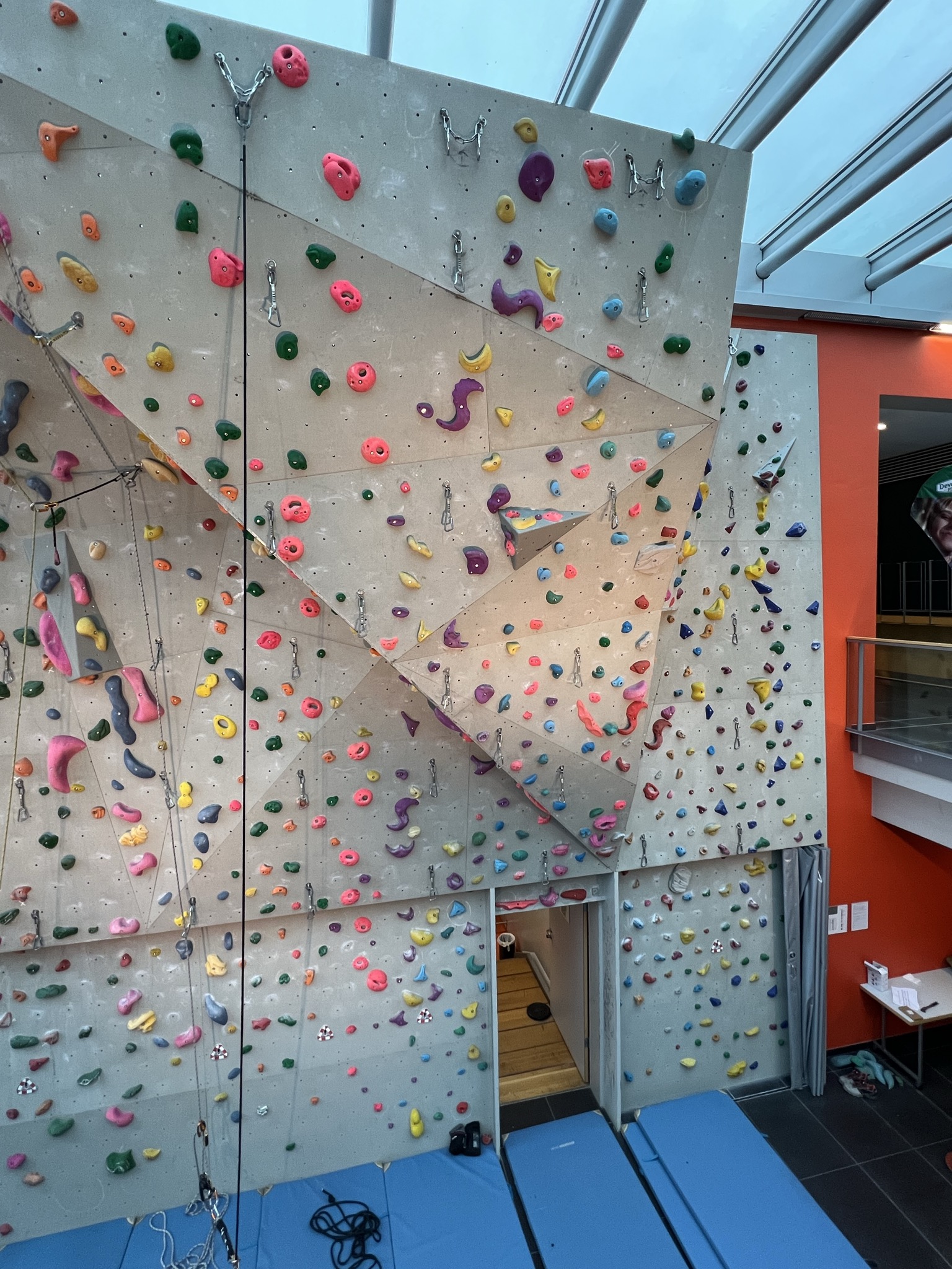 Teil 2 - Die Kletter- und Boulderwand ist nun vollständig!