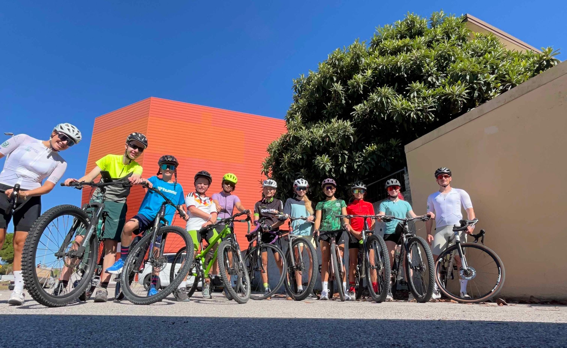 Unsere Racer mit ihren Rädern vor der Radtour rund um Lignano
