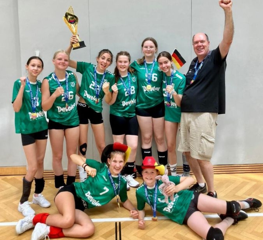 Turniersieger UWG 2025: U14w Jahrgang 2012 mit Trainer Lars Frederick